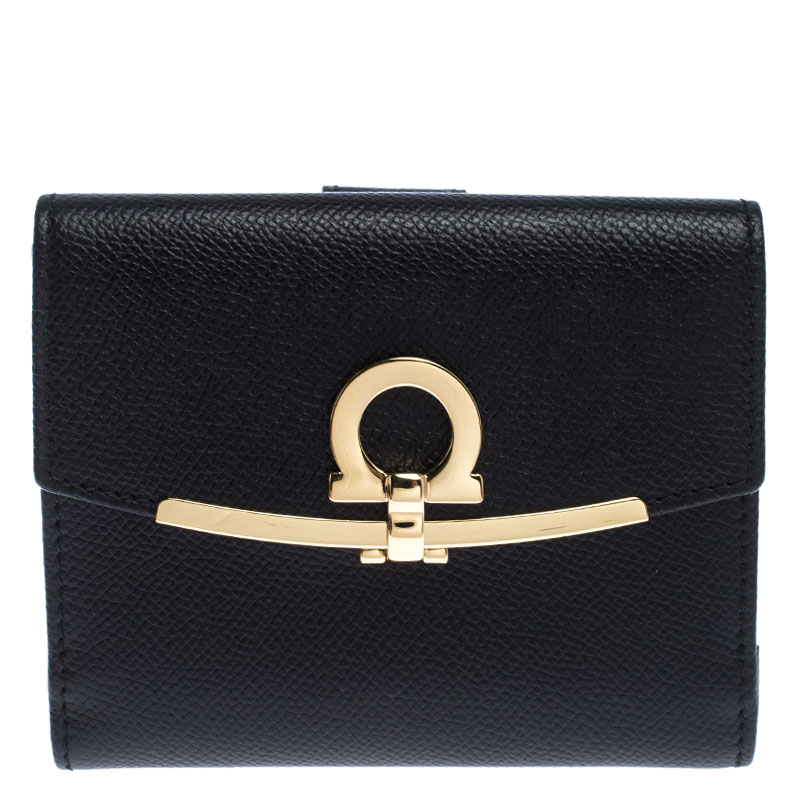 مملوكة مسبقًا Salvatore Ferragamo Black Leather Gancini Bifold Wallet