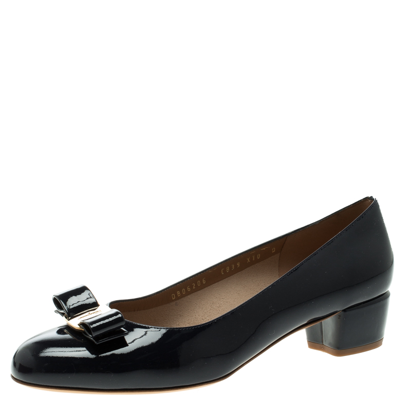 ferragamo navy pumps