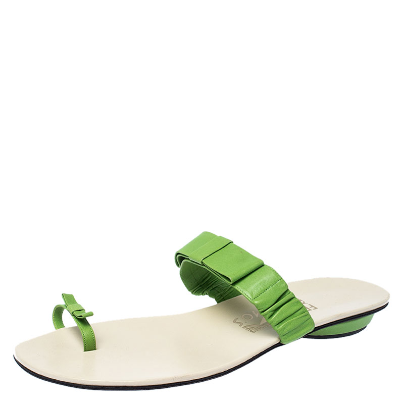 Pre Owned Salvatore Ferragamo Green Leather Toe Ring Flat Sandals Size 40