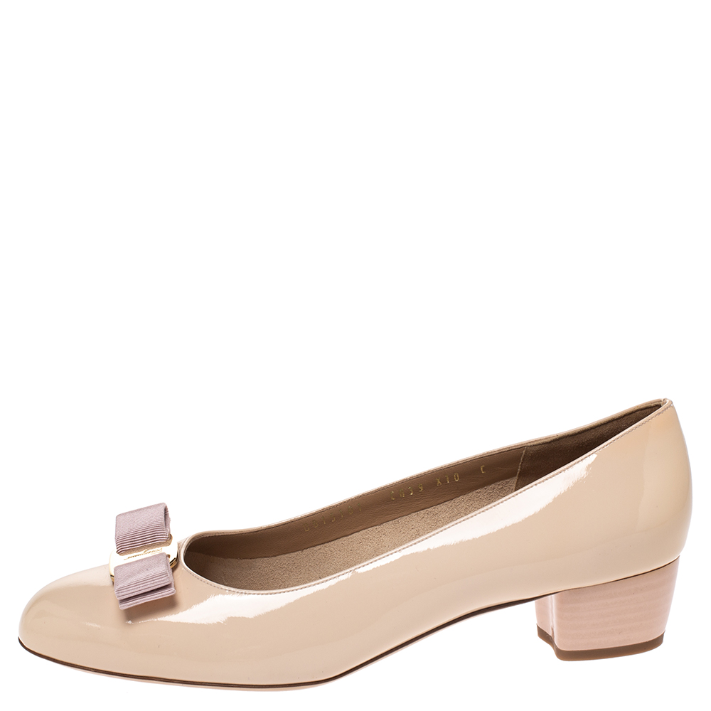 

Salvatore Ferragamo Beige Patent Leather Vara Bow Block Heel Pumps Size