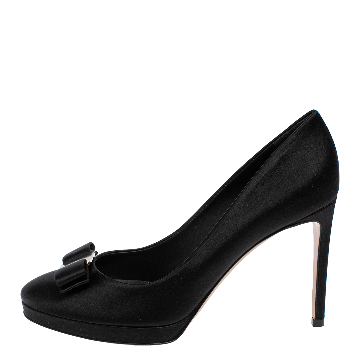 

Salvatore Ferragamo Black Satin Osimoglit Pumps Size