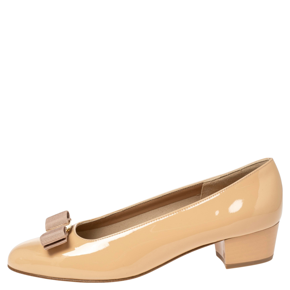 

Salvatore Ferragamo Beige Patent Leather Vara Bow Pumps Size