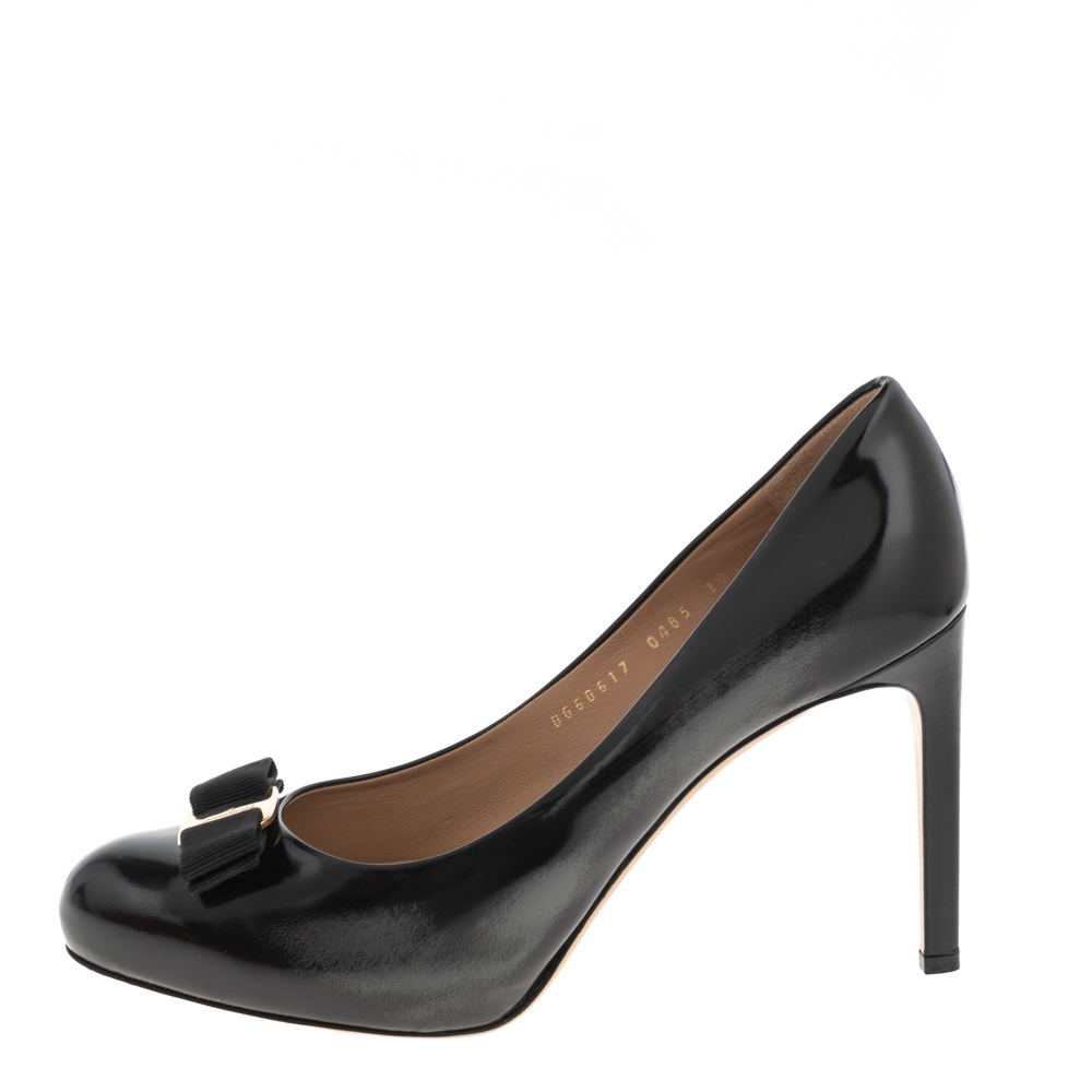 

Salvatore Ferragamo Black Leather Vara Bow Pumps Size