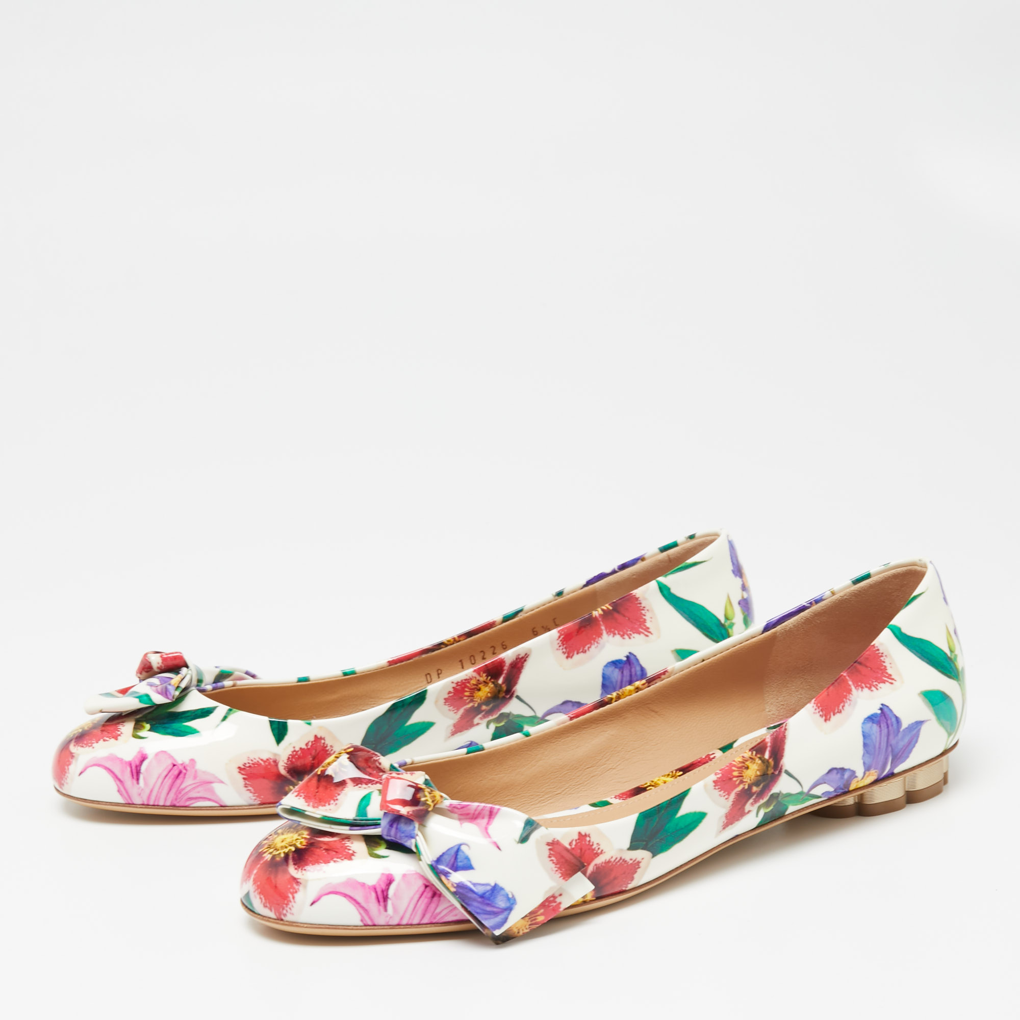 

Salvatore Ferragamo White Floral Print Patent Leather Avola Bow Ballet Flats Size