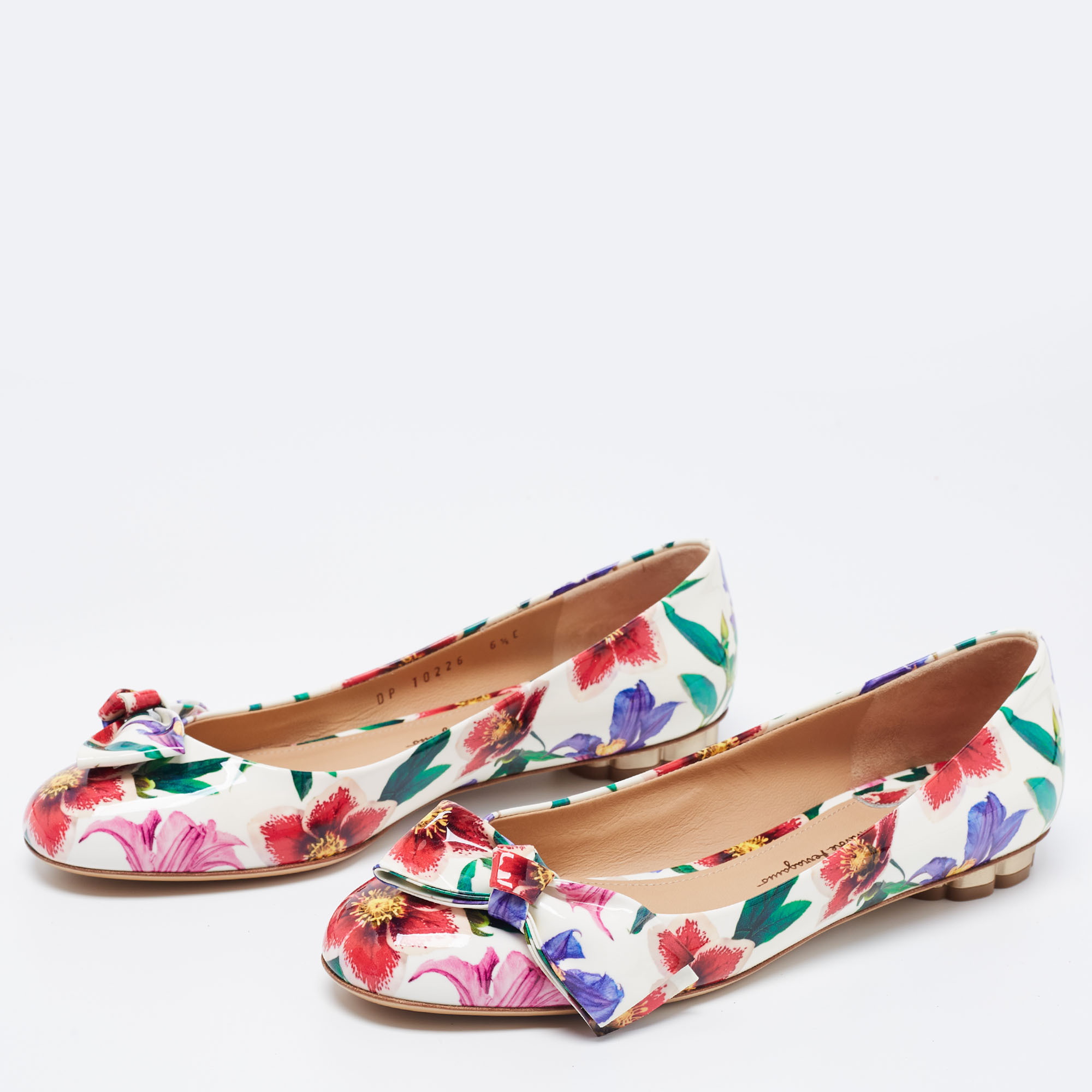 

Salvatore Ferragamo White Floral Print Patent Leather Avola Bow Ballet Flats Size