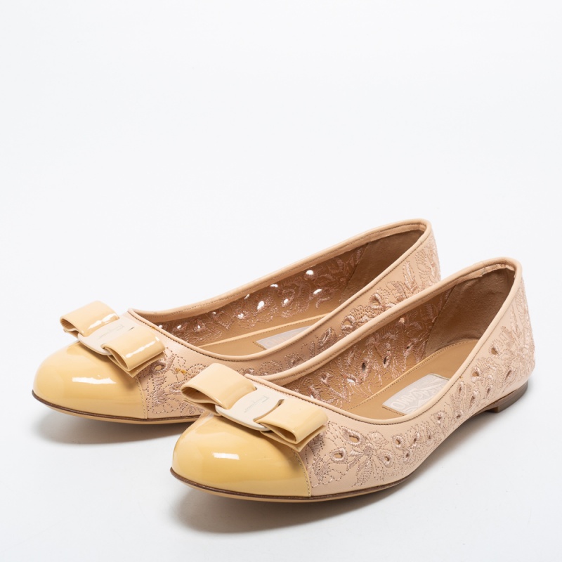 

Salvatore Ferragamo Beige Leather and Patent Leather Vara Bow Ballet Flats Size