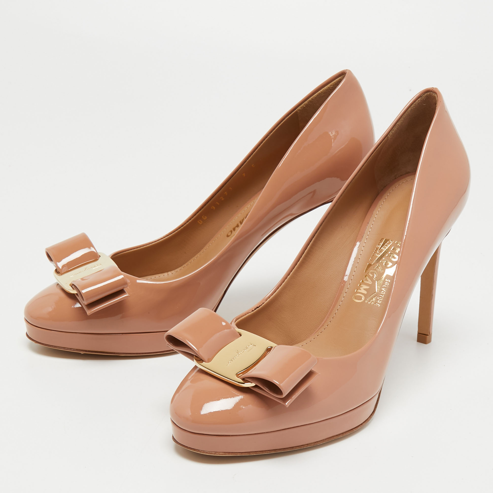 

Salvatore Ferragamo Beige Patent Vara Bow Pumps Size