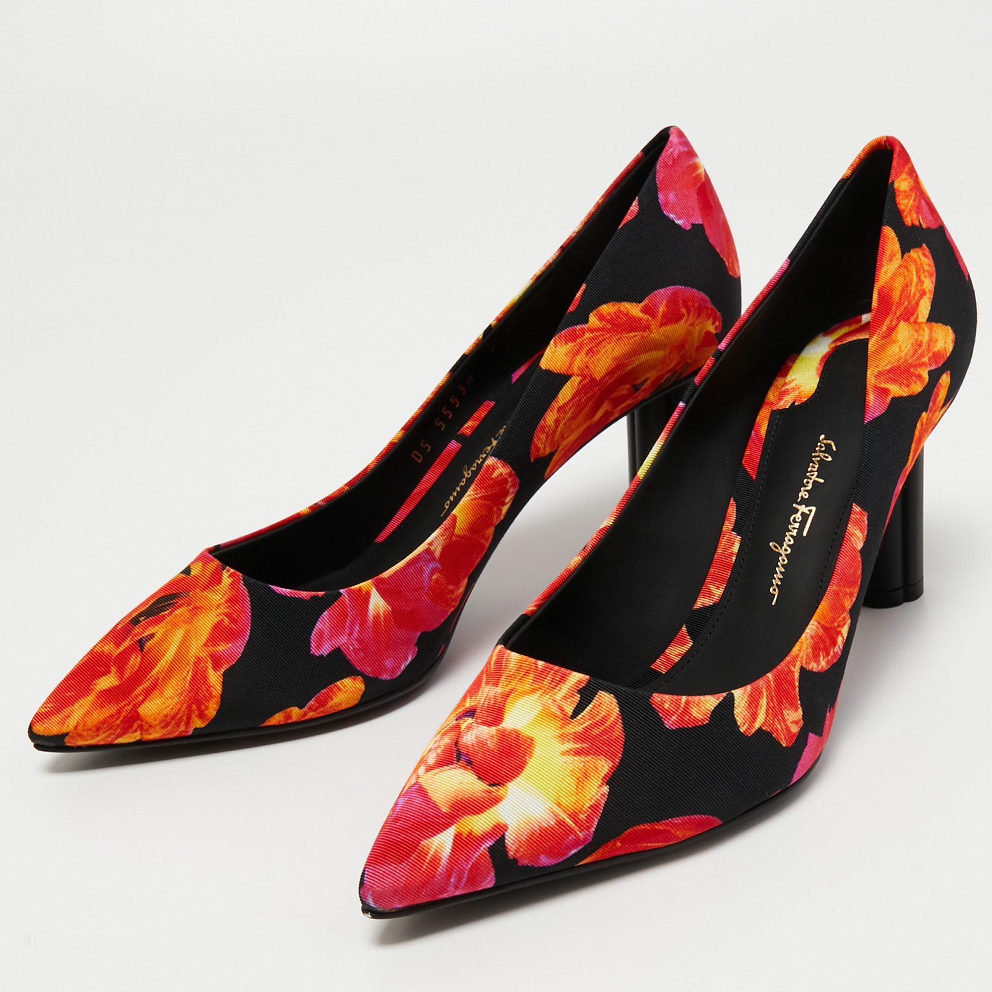 

Salvatore Ferragamo Multicolor Floral Print Canvas Badia Pumps Size