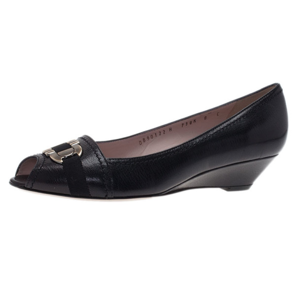 مملوكة مسبقًا Salvatore Ferragamo Black Leather Gancini Bit Wedge Pumps Size 38.5