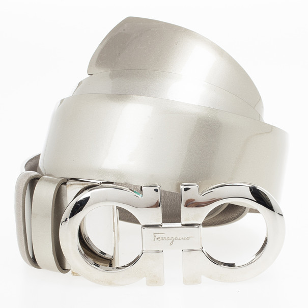 مملوكة مسبقًا Salvatore Ferragamo Silver Metallic Gancino Bit Belt 73 CM