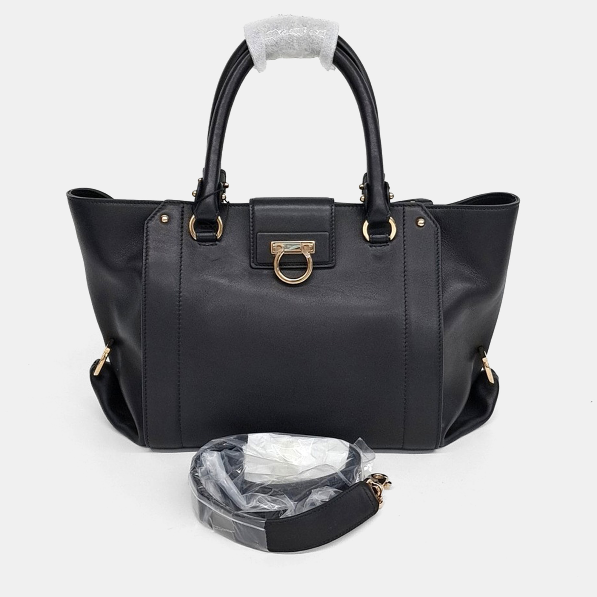 

Salvatore Ferragamo Black Leather Luisa Bag