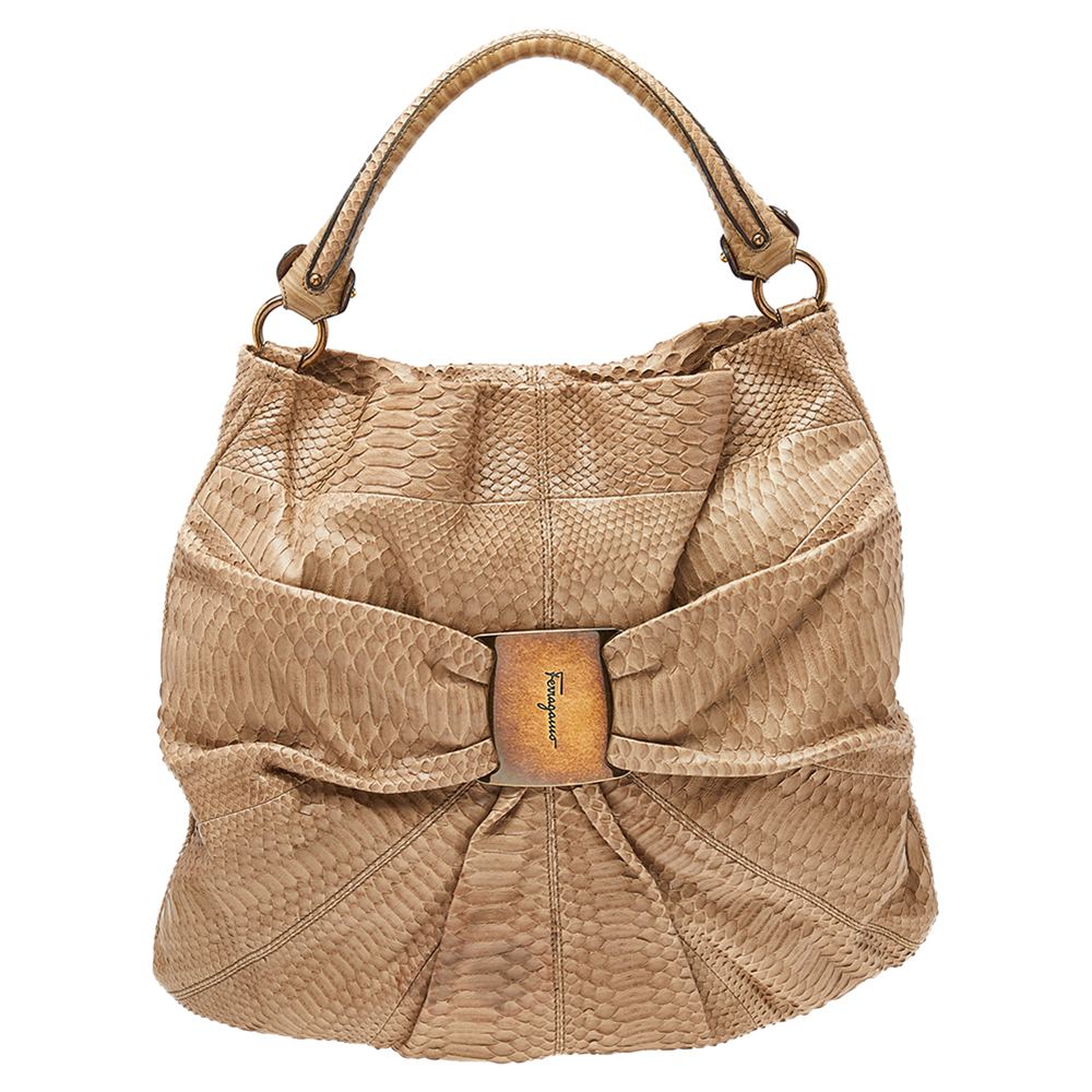 This beige Salvatore Ferragamo hobo promises to take you from day to night and weekday to weekend. This python leather bag is artistically designed to reflect your style. The Alcantara lining and the single handle add to its design.