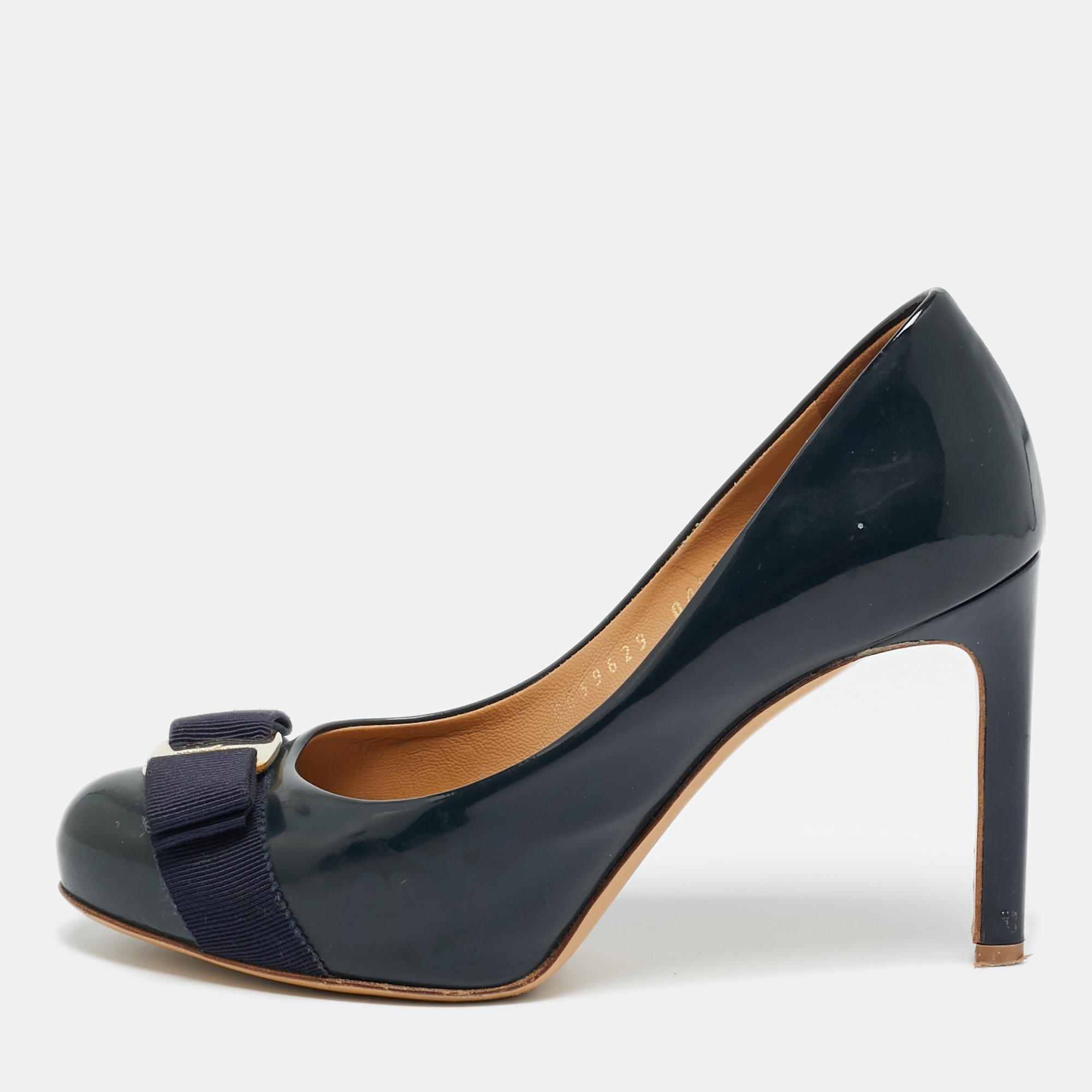 

Salvatore Ferragamo Navy Blue Patent Leather Vara Bow Pumps Size 35.5