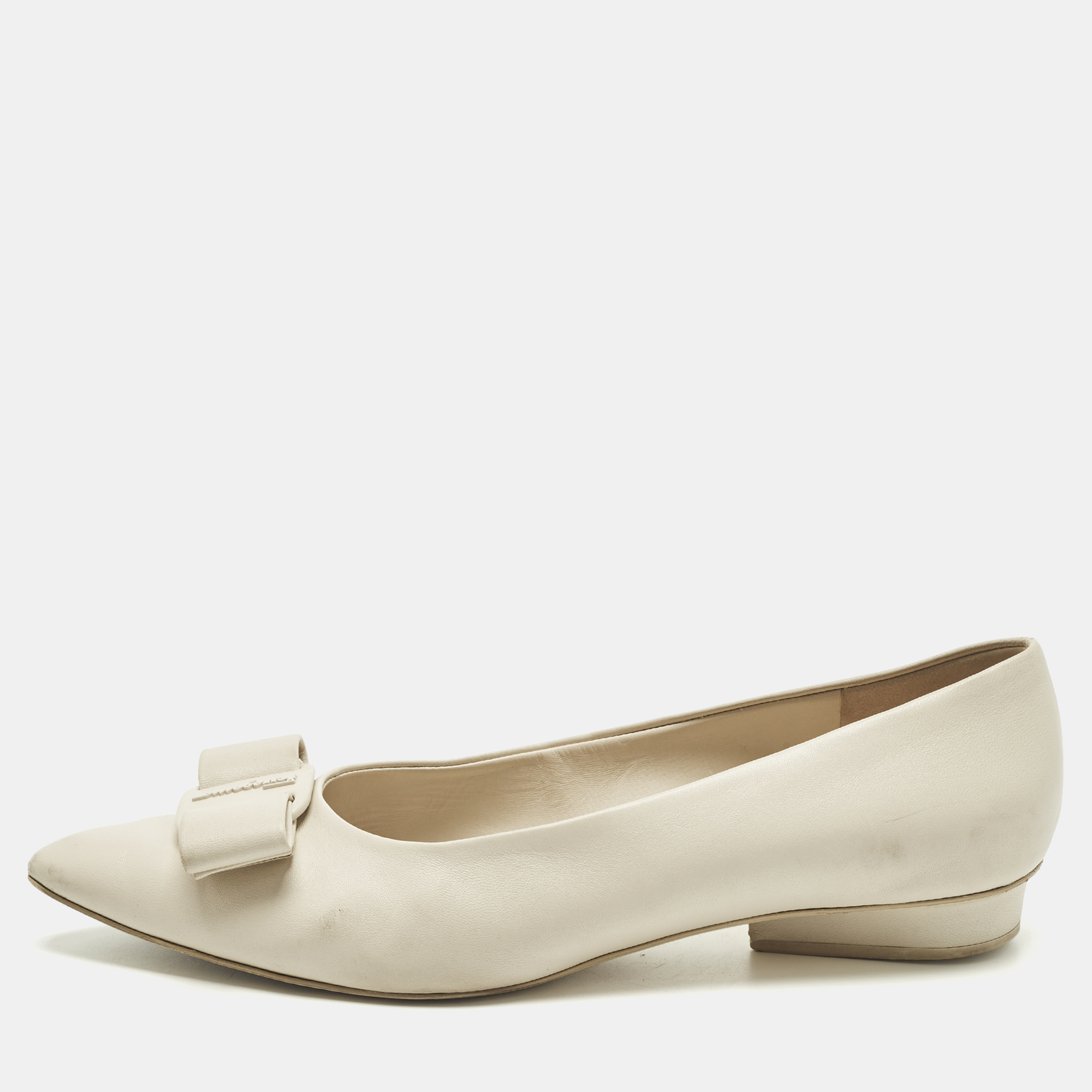 

Salvatore Ferragamo Size 42 Ivory Leather Ballet Flats, White