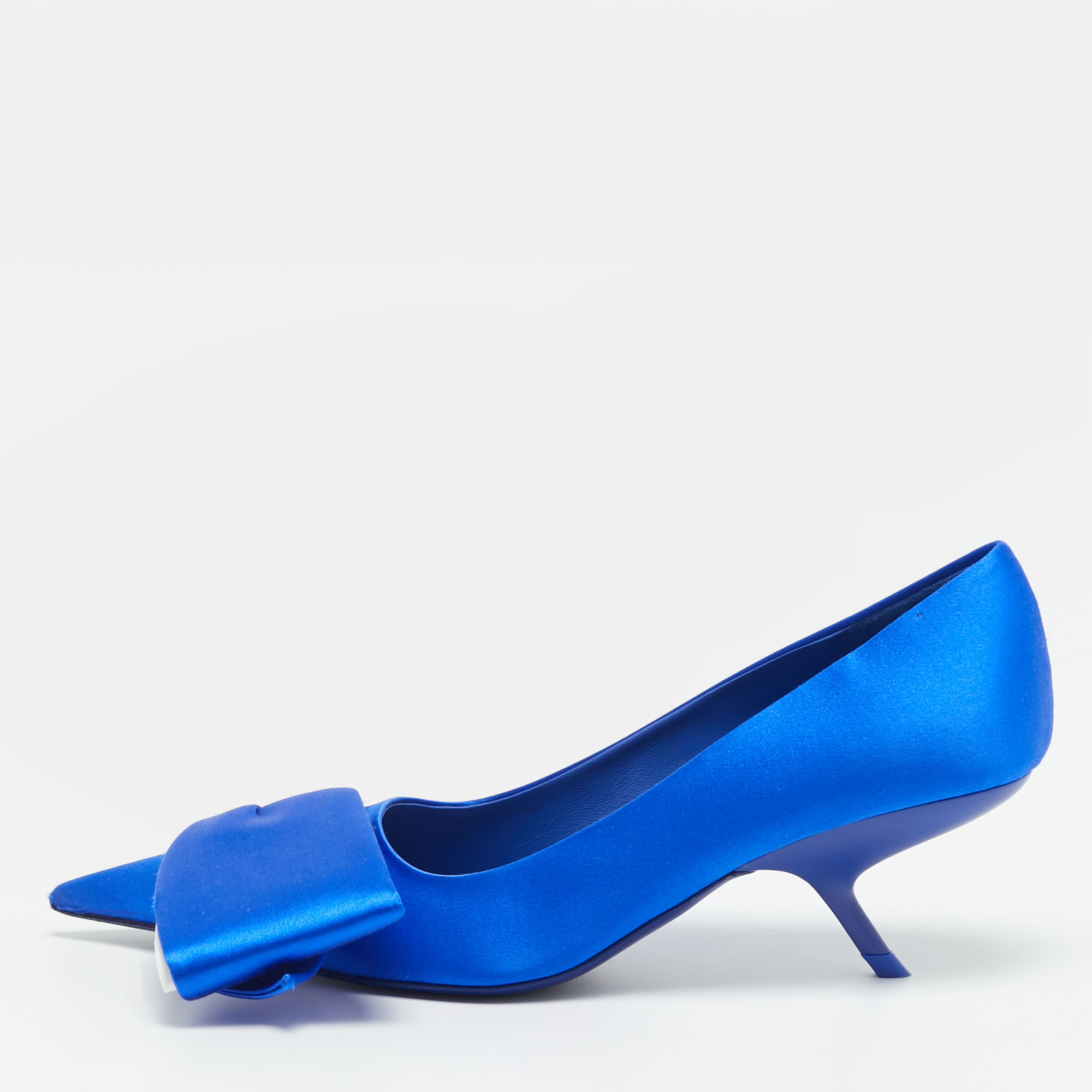

Salvatore Ferragamo Erica Size 39 Blue Satin Pumps