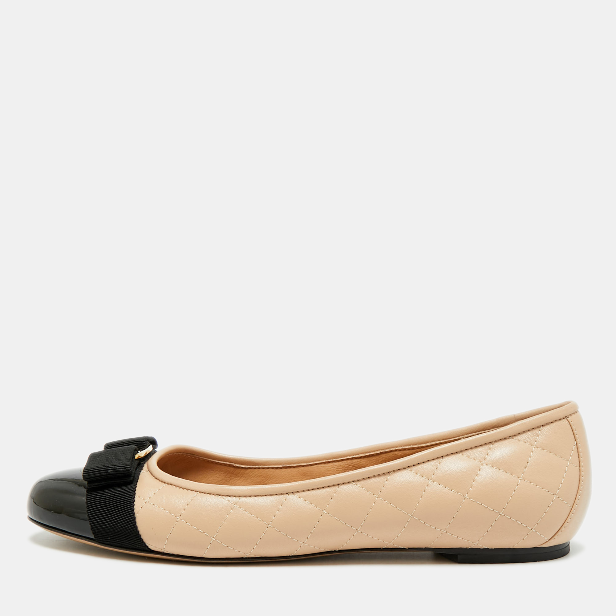

Salvatore Ferragamo Vara Bow Size 40.5 Beige/Black Patent Leather and Quilted Leather Ballet Flats