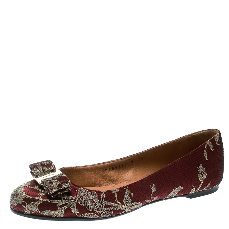 مملوكة مسبقًا حذاء فلات باليه سالفاتوري فيراغامو تريتا دانتيل وساتان بوردو مقاس 37.5