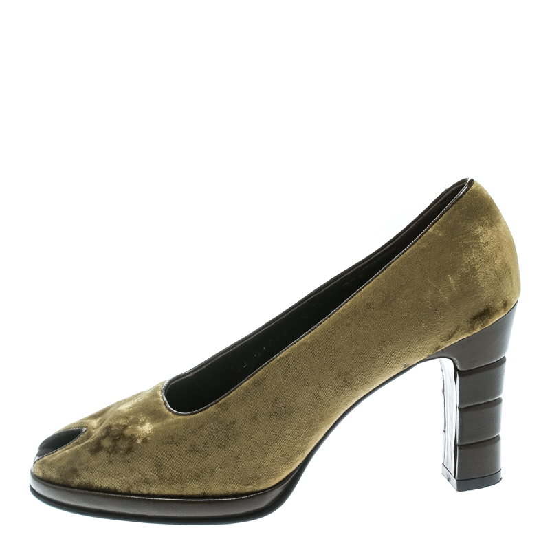 

Salvatore Ferragamo Green Velvet Peep Toe Pumps SIze