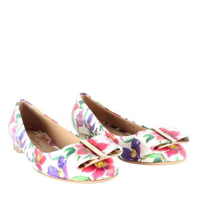 

Salvatore Ferragamo White Floral Canvas Capua Flats Size, Multicolor