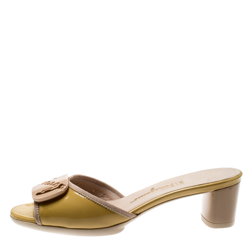 

Salvatore Ferragamo Beige Patent Leather Block Heel Slides Size