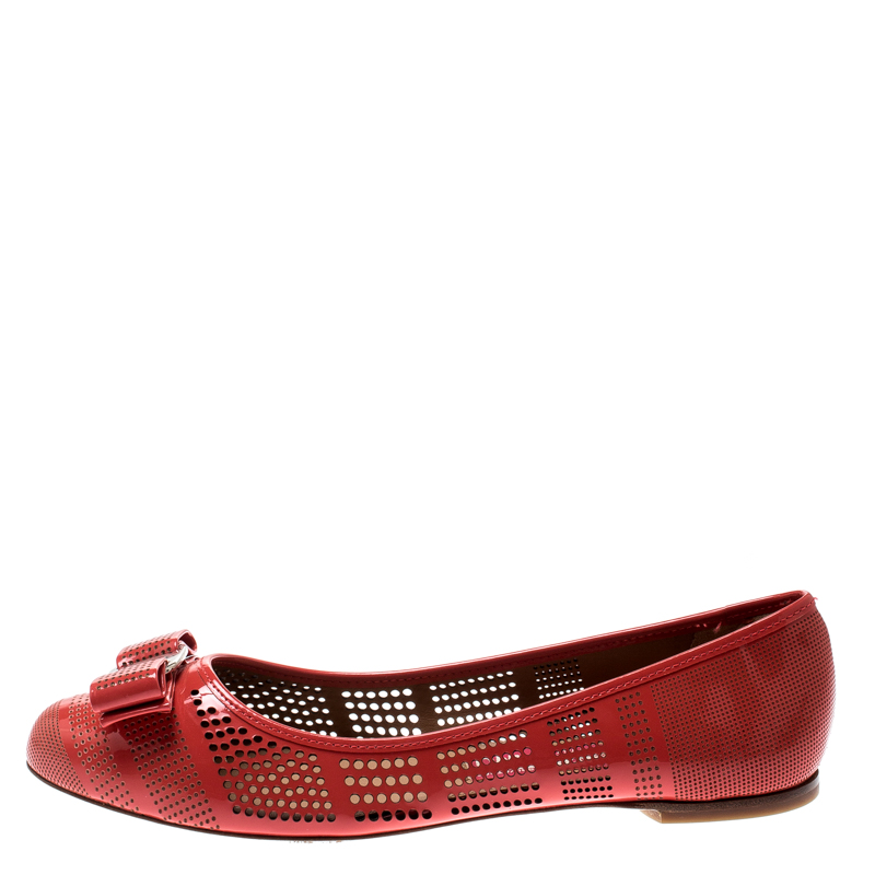 

Salvatore Ferragamo Coral Perforated Patent Leather Varina Bow Ballet Flats Size, Pink