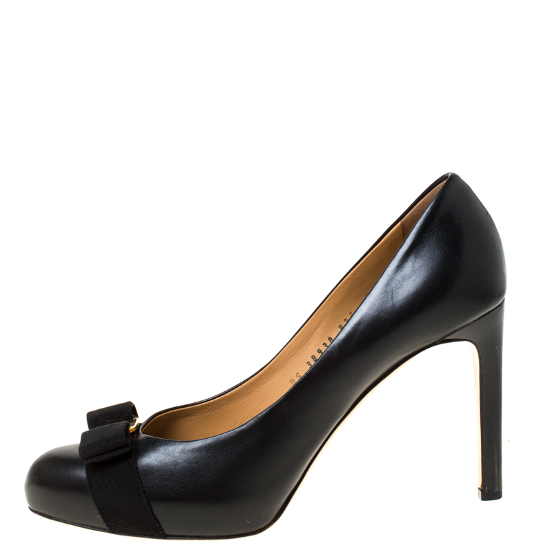 

Salvatore Ferragamo Black Leather Pimpa Vara Bow Pumps Size