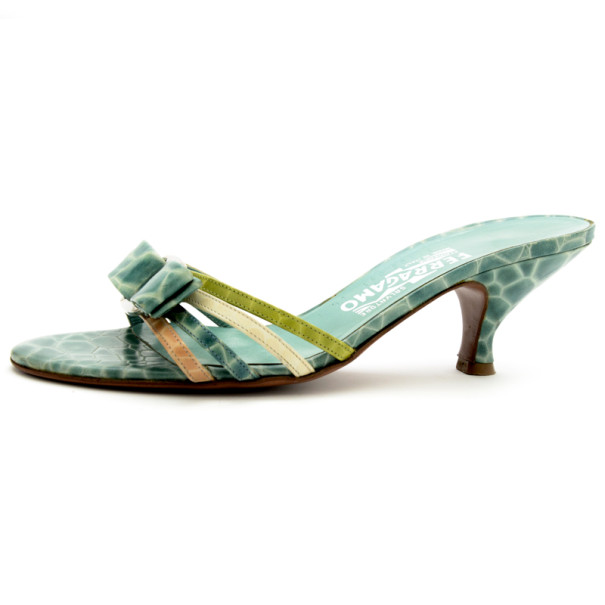 مملوكة مسبقًا Salvatore Ferragamo Green Croc Embossed Caralis Bow Slides Size 37