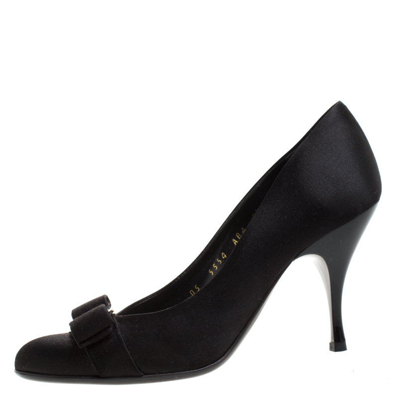

Salvatore Ferragamo Black Satin Vara Bow Round Toe Platform Pumps Size