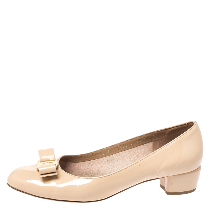 

Salvatore Ferragamo Beige Patent Leather Vara Bow Pumps Size