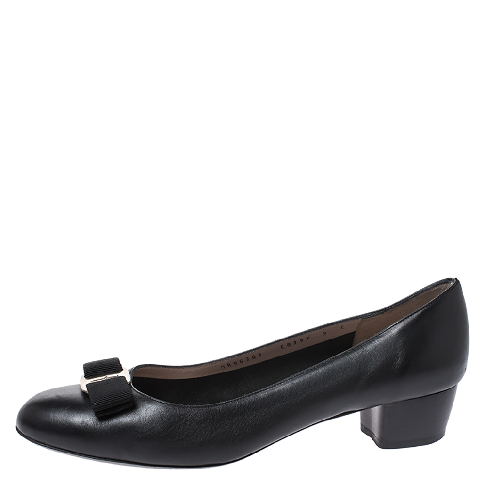 

Salvatore Ferragamo Black Leather Vara Bow Pumps Size