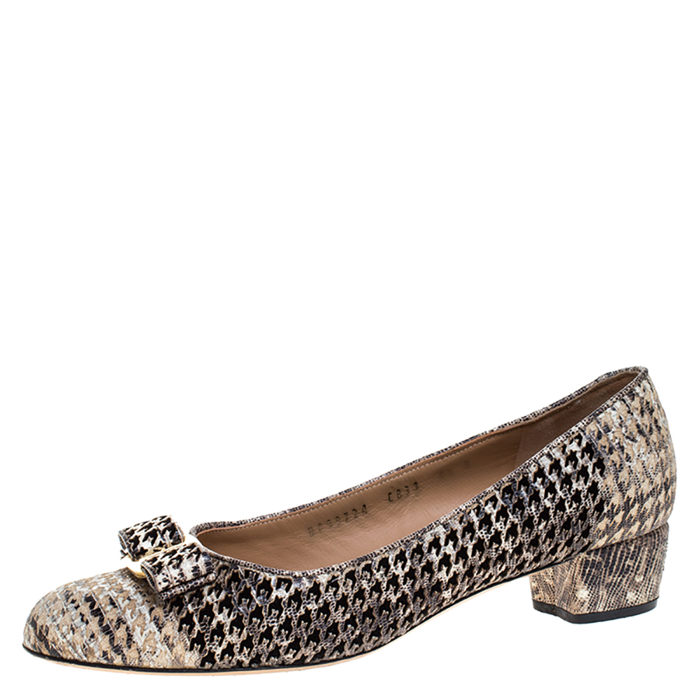 مملوكة مسبقًا Salvatore Ferragamo Beige/Black Lasercut Lizard Vara Bow Pumps Size 40
