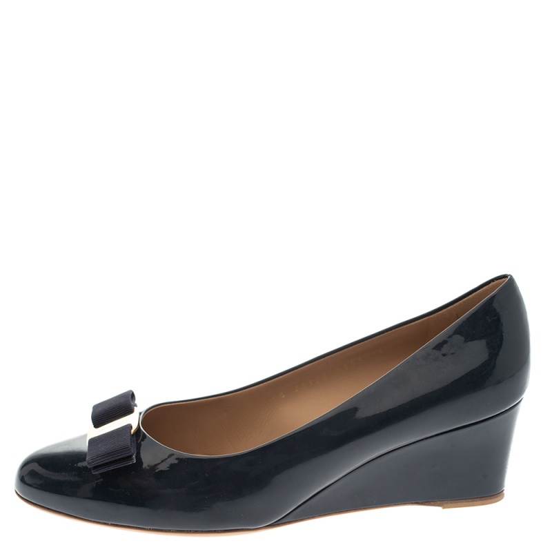 

Salvatore Ferragamo Navy Blue Patent Vara Bow Wedge Pumps Size