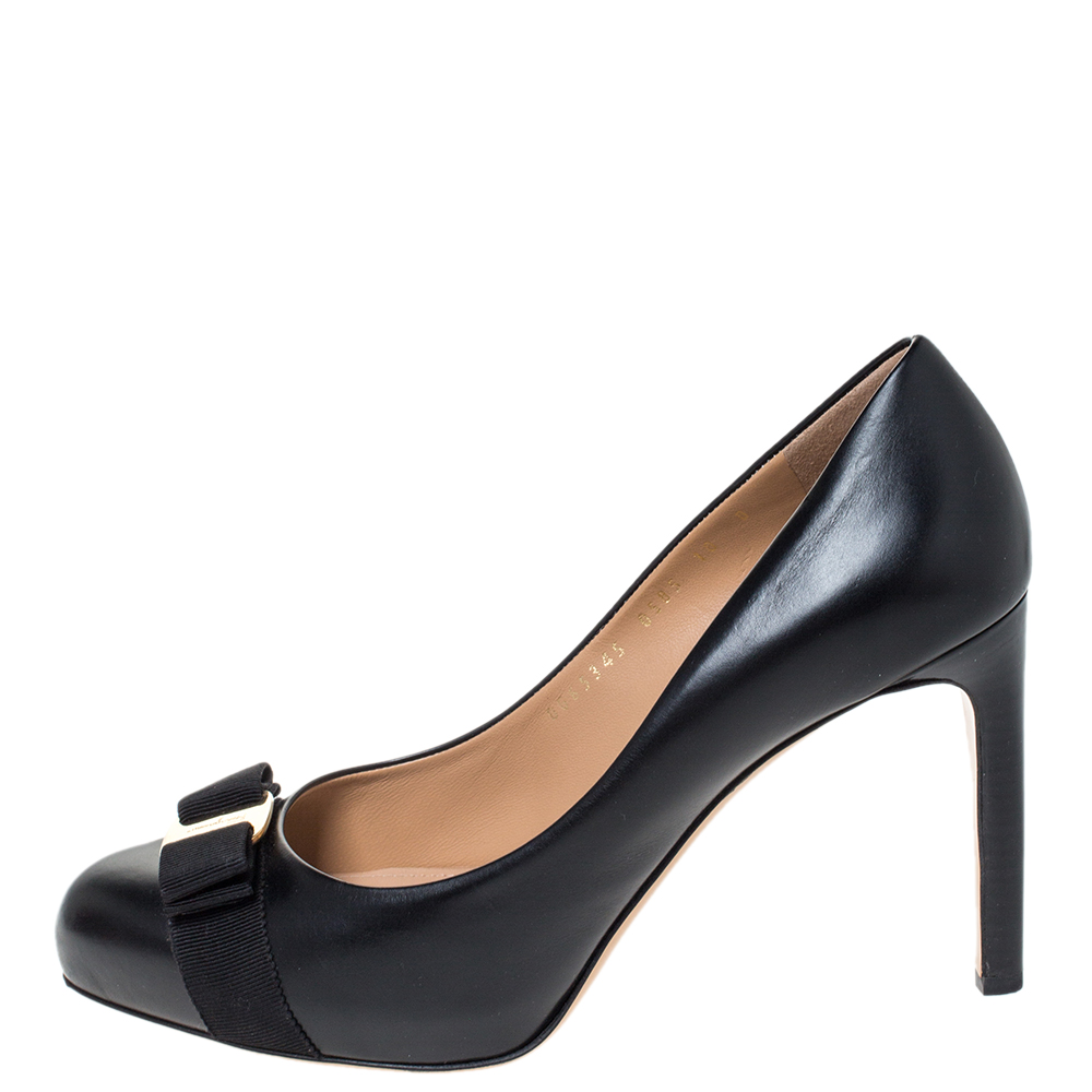 

Salvatore Ferragamo Black Leather Vara Bow Pumps Size