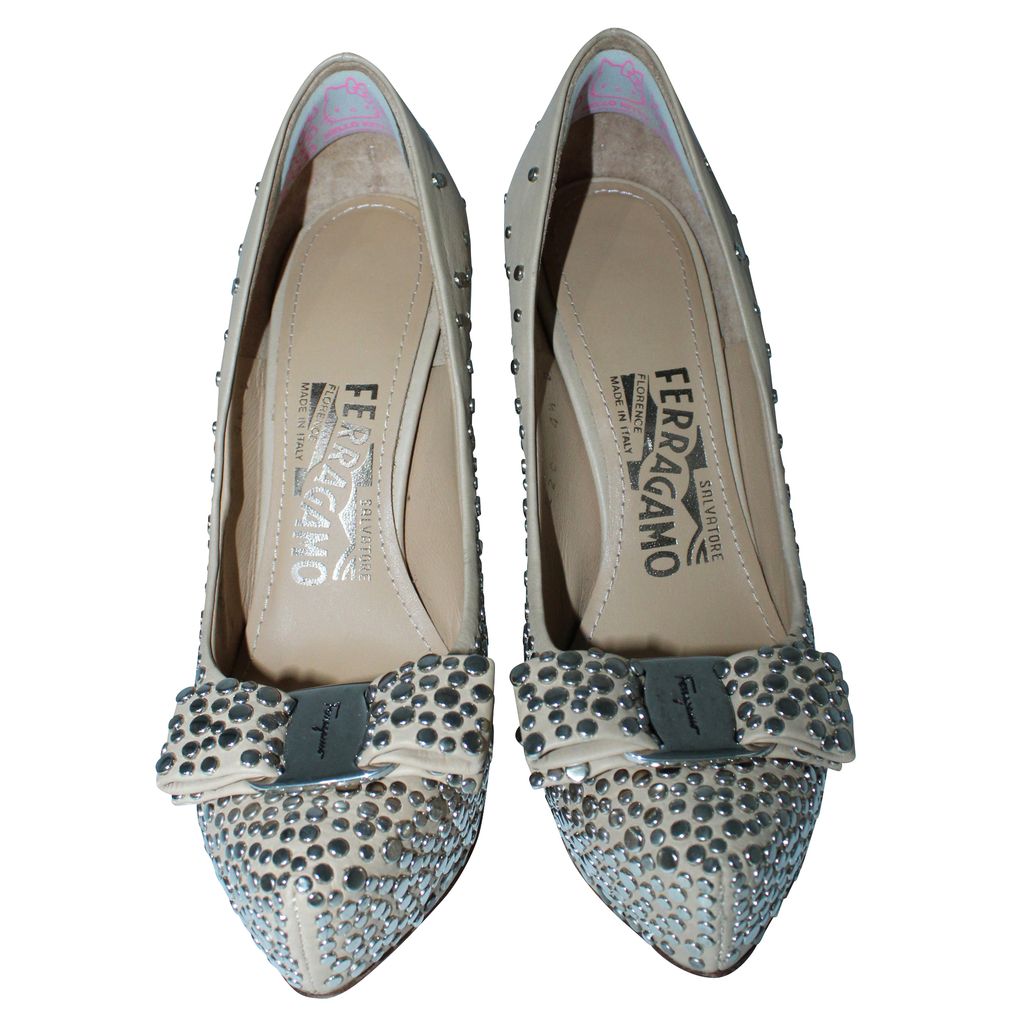 

Salvatore Ferragamo Beige Studded Leather Vara Bow Pumps Size, Multicolor