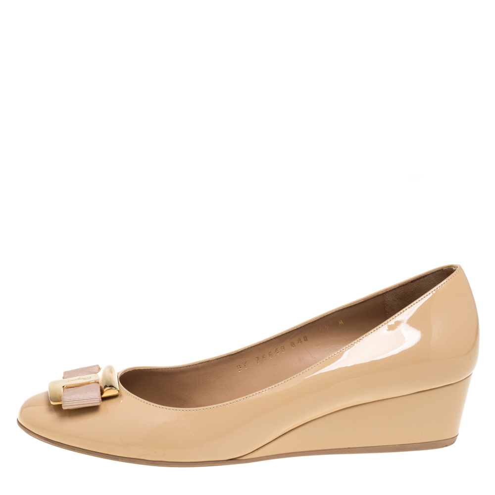 

Salvatore Ferragamo Beige Patent Leather Vara Bow Wedge Pumps Size