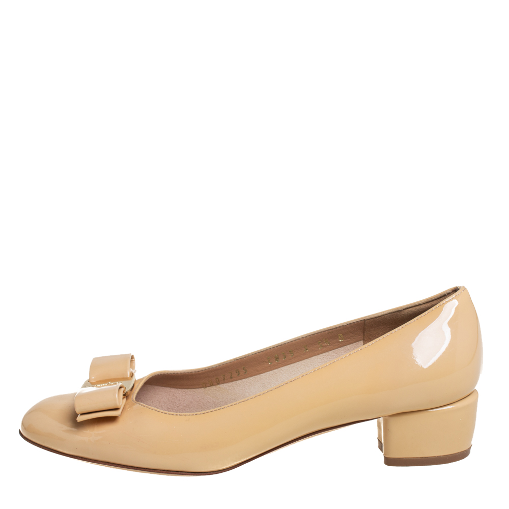 

Salvatore Ferragamo Beige Patent Leather Vara Bow Pumps Size