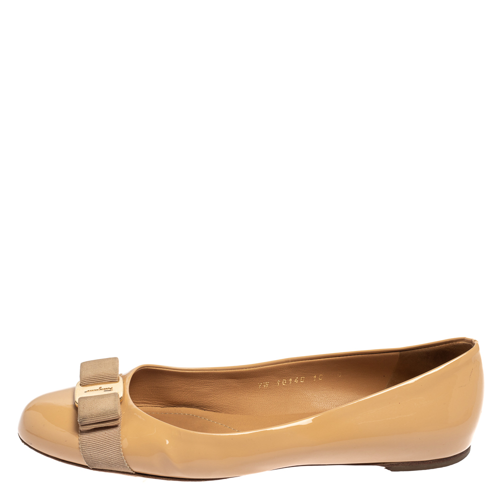 

Salvatore Ferragamo Beige Patent Leather Vara Bow Ballet Flats Size