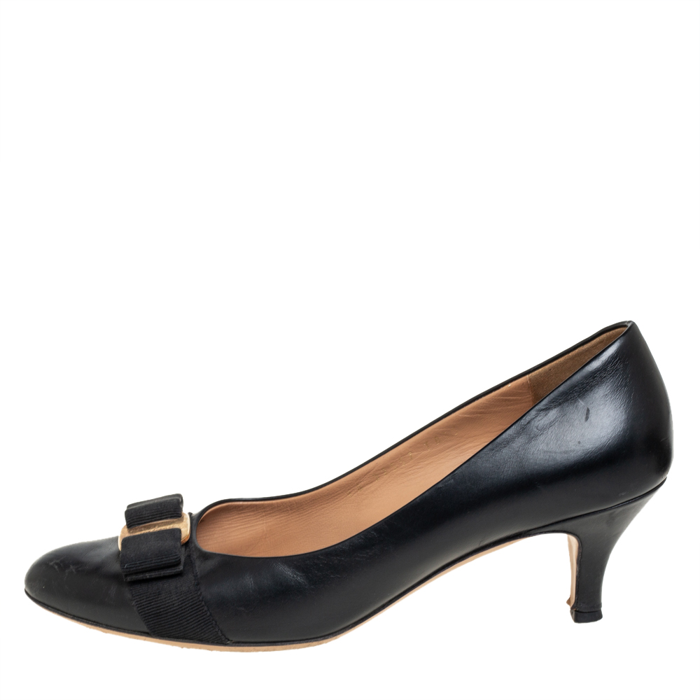 

Salvatore Ferragamo Black Leather Vara Bow Pumps Size