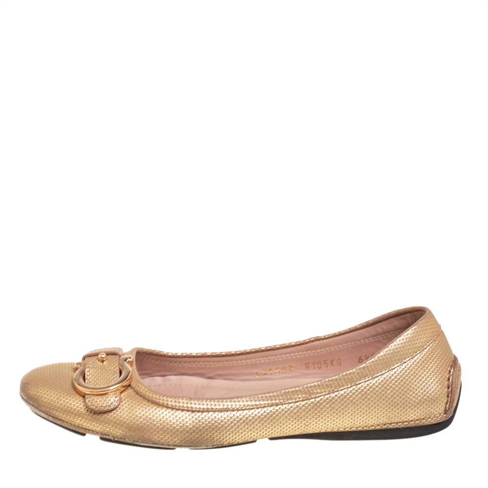 

Salvatore Ferragamo Gold Textured Leather Gancio Ballet Flats Size