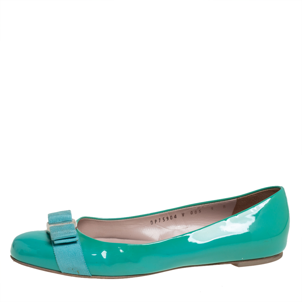 

Salvatore Ferragamo Green Patent Leather Vara Bow Flats Size