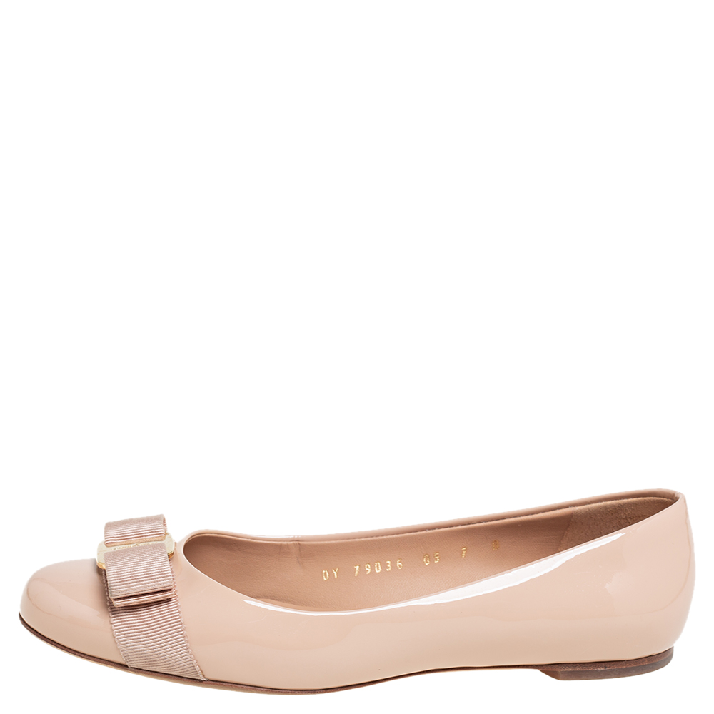 

Salvatore Ferragamo Beige Patent Leather Vara Bow Flats Size