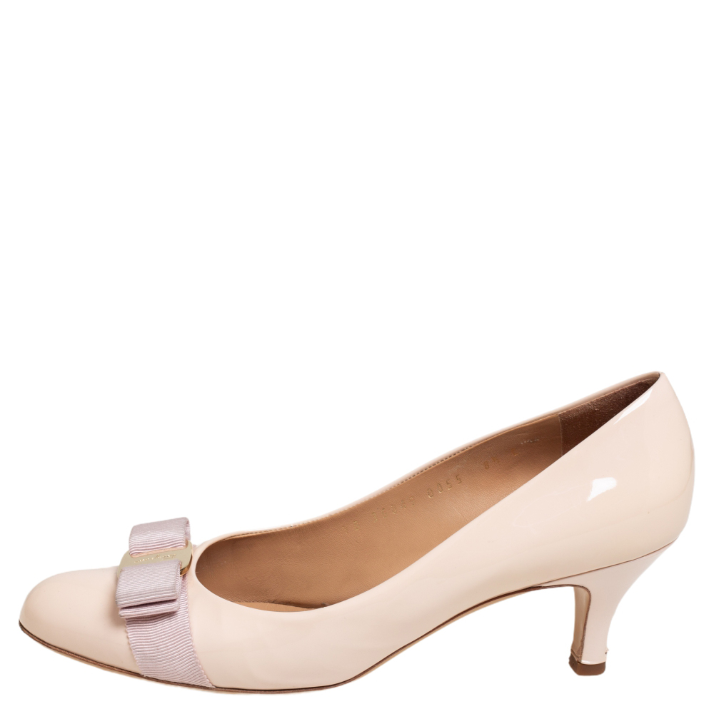 

Salvatore Ferragamo Beige Patent Leather Vara Bow Pumps Size