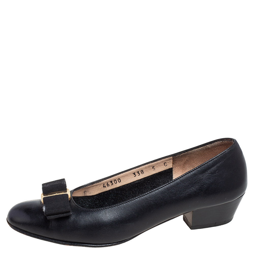 

Salvatore Ferragamo Black Leather Vara Bow Pumps Size