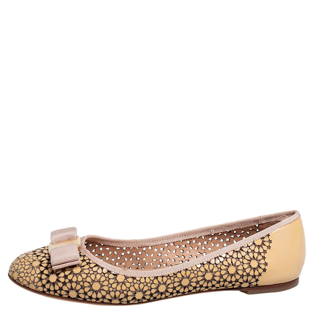 

Salvatore Ferragamo Beige Patent Leather Laser Cut Ballet Flats Size