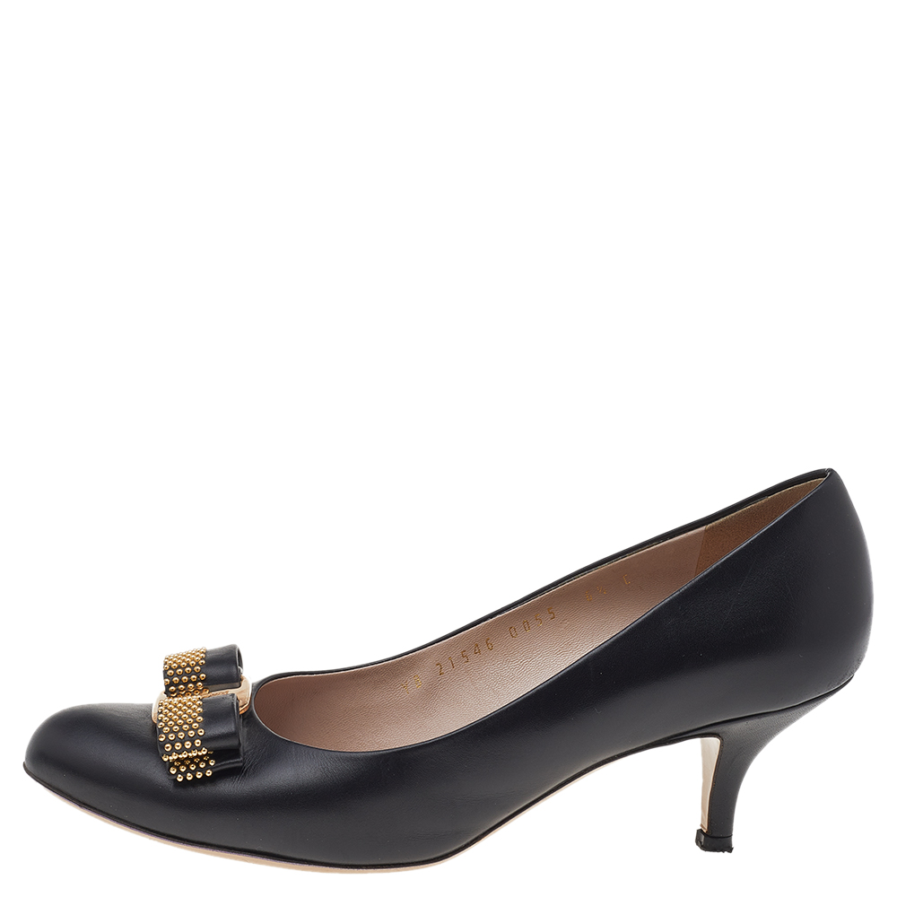 

Salvatore Ferragamo Black Leather Vara Bow Pumps Size