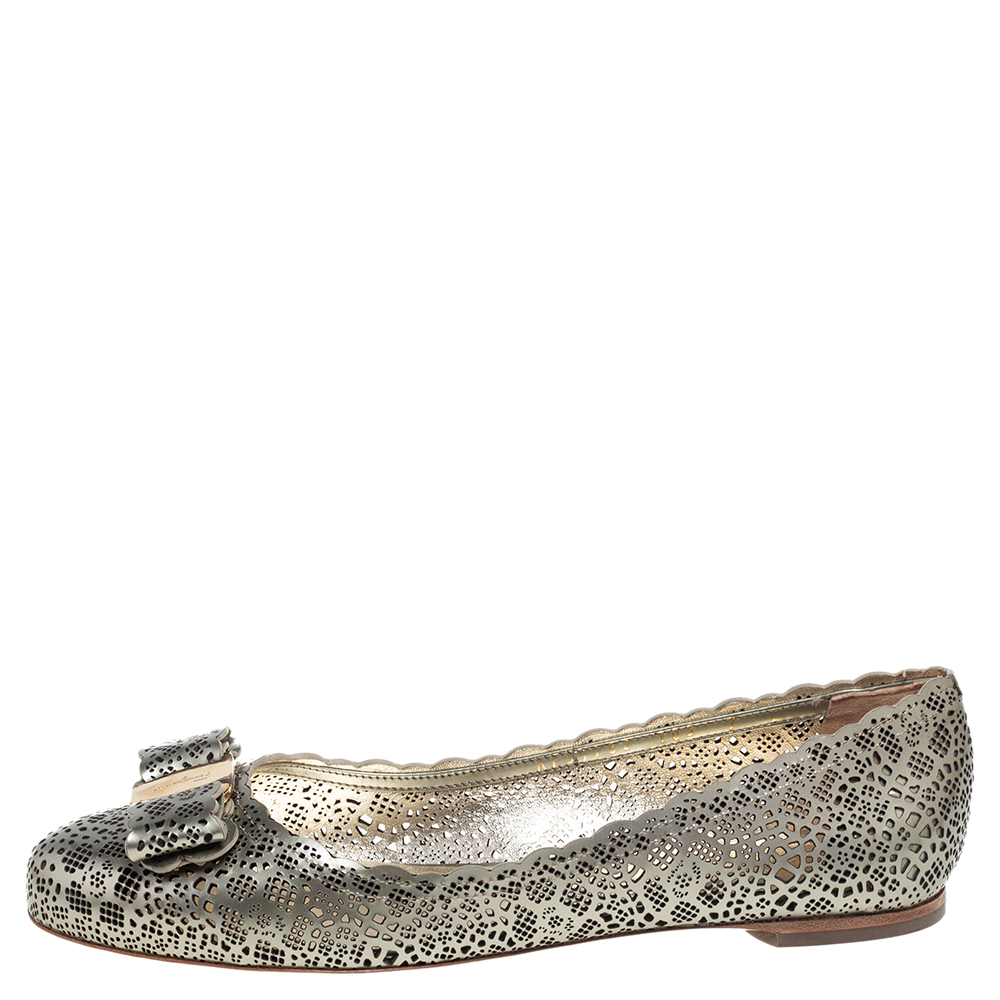 

Salvatore Ferragamo Gold Patent Leather Laser Cut Vara Flats Size