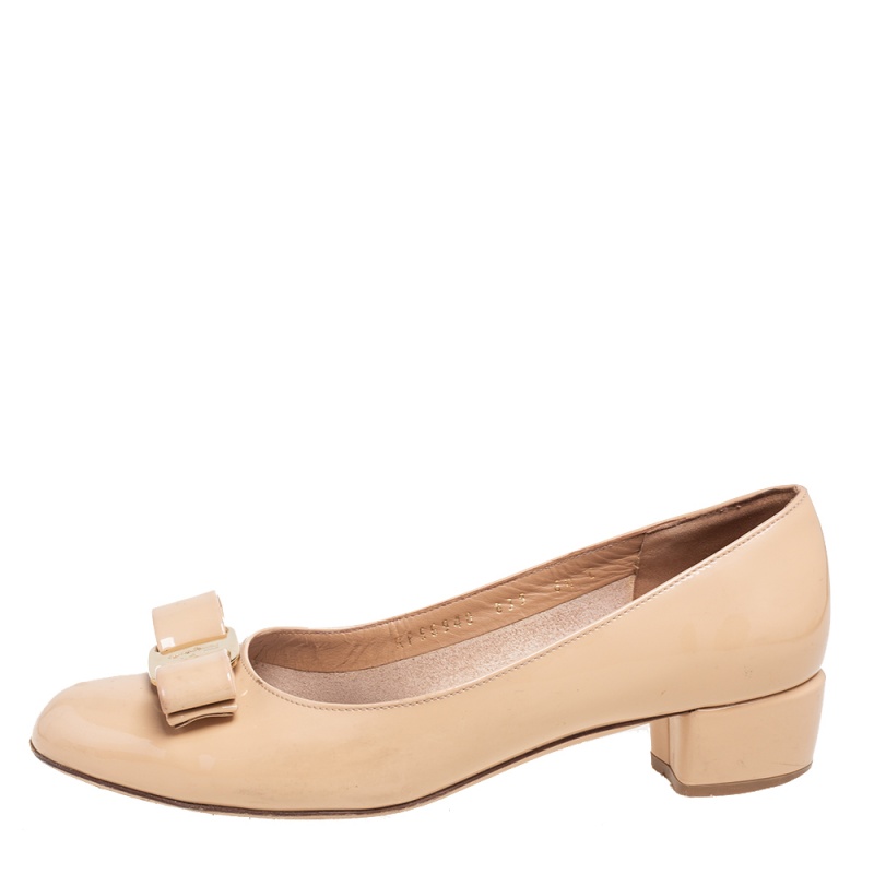 

Salvatore Ferragamo Beige Patent Leather Vara Bow Pumps Size