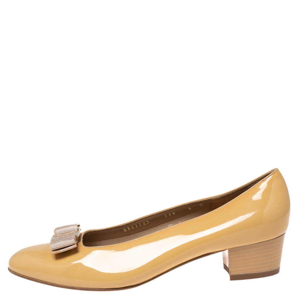 

Salvatore Ferragamo Beige Patent Leather Vara Bow Pumps Size