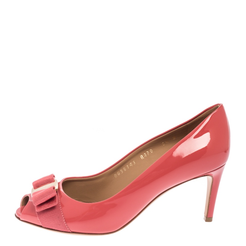 

Salvatore Ferragamo Coral Pink Patent Leather Vara Bow Peep-Toe Pumps Size