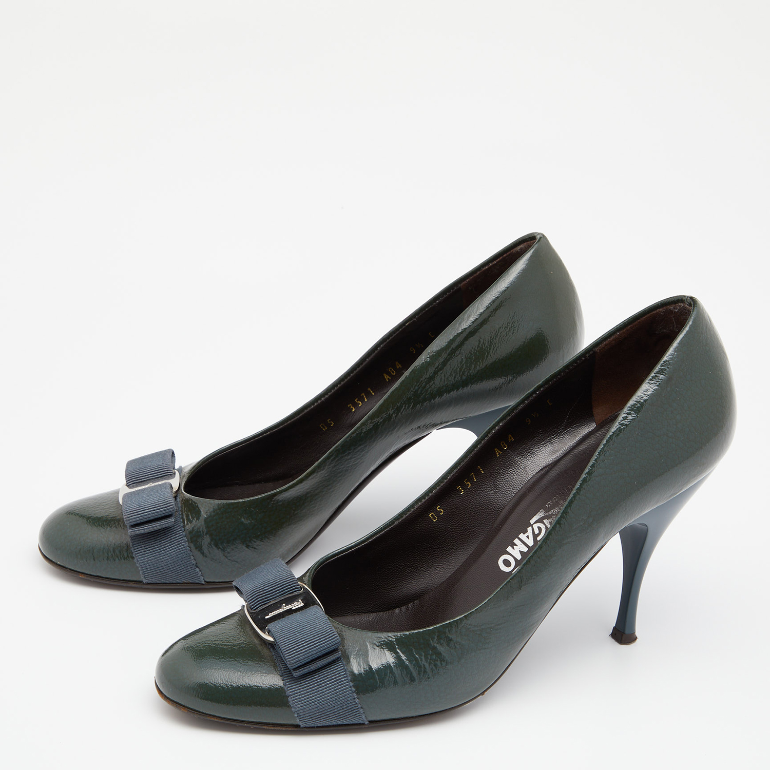 

Salvatore Ferragamo Green Textured Patent Leather Vara Bow Pumps Size